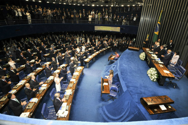 Em meio à polêmica, senadores querem discutir terceirização sem pressa Em meio à polêmica, senadores querem discutir terceirização sem pressa