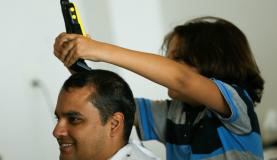 Crianças raspam os cabelos de policiais rodoviários Foto: Divulgação