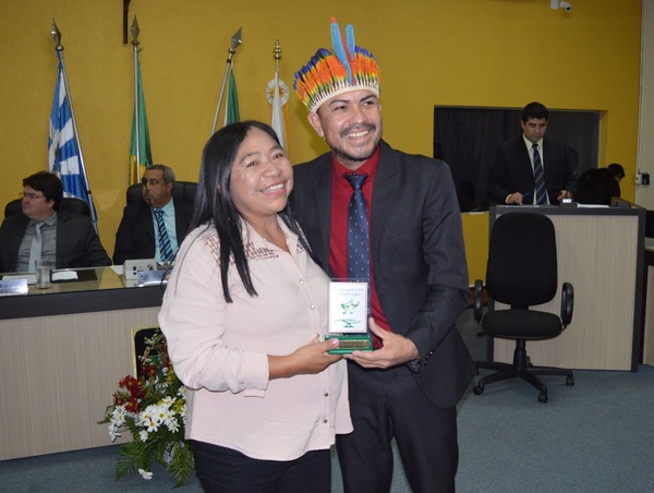 Profissionais da enfermagem foram homenageados nessa terça-feira (30) em Amambai Vereador Ismael Morel e sua homenageada / Foto: Moreira Produções