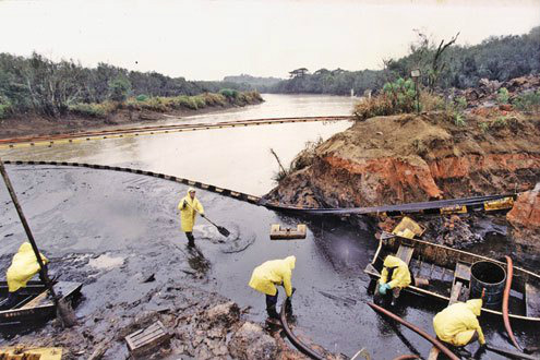 O vazamento ocorreu durante transferência do terminal marítimo de São Francisco do Sul (SC) para a Repar. Foto: Rep. Paraná On line