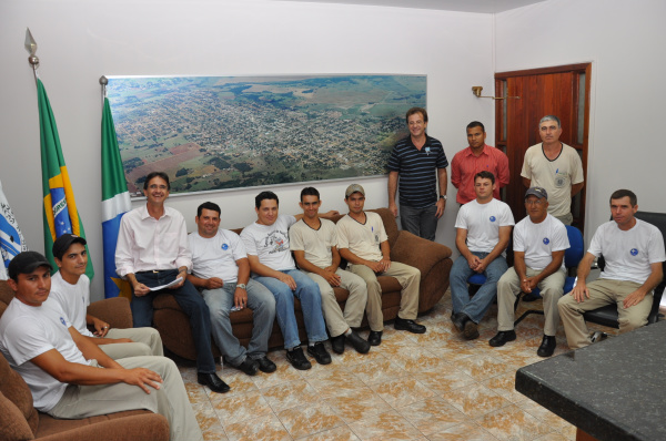 Prefeito de Amambai parabeniza agentes de combate a endemias Prefeito Dirceu, juntamente com os agentes de combate a endemias de Amambai.