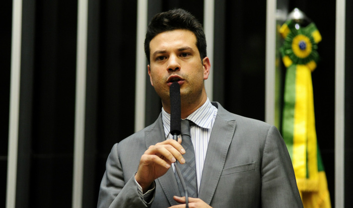 Partidos da base racham e formam bloco sem o PMDB PP, PTB, PSC e PHS deixaram o maior bloco da base aliada e que vinha sendo comandado pelo deputado Leonardo Picciani (PMDB-RJ).