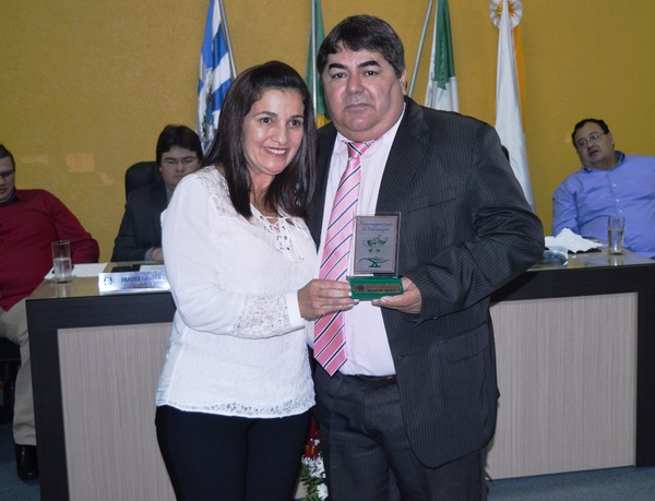 Profissionais da enfermagem foram homenageados nessa terça-feira (30) em Amambai Vereador Roberto Perez ao lado da profissional de enfermagem que foi homenageada por ele / Foto: Moreira Produções