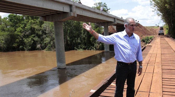 Governo já entregou 35 pontes de concreto em municípios de MS Governador Reinaldo Azambuja executa o maior projeto de pontes de concreto do Estado, em 39 municípios.