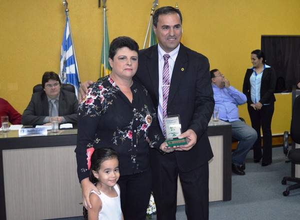 Profissionais da enfermagem foram homenageados nessa terça-feira (30) em Amambai Vereador Geverson Vicentin homenageou Iva Xavier dos Santos / Foto: Moreira Produções