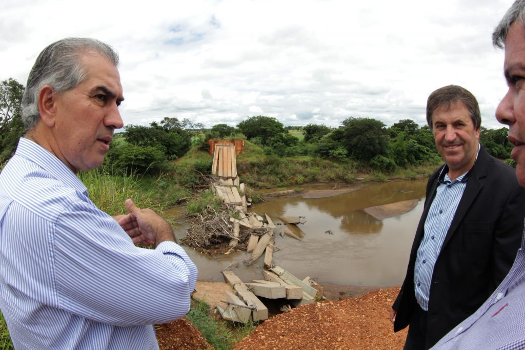 Governo já entregou 35 pontes de concreto em municípios de MS Reinaldo Azambuja em visita à ponte sobre o Rio Santo Antonio, em Guia Lopes, que desabou: nova estrutura em construção.