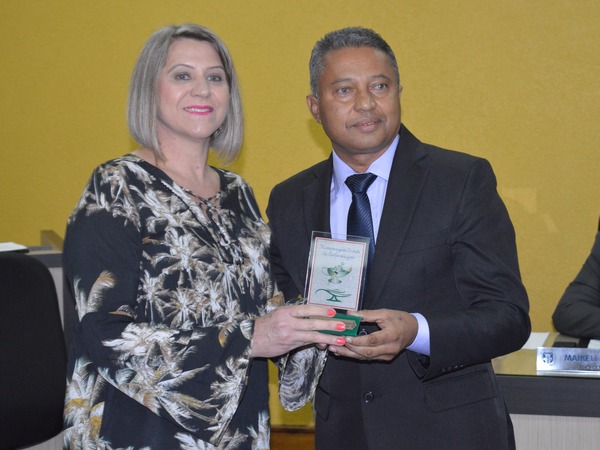 Profissionais da enfermagem foram homenageados nessa terça-feira (30) em Amambai Enilda Catarina Oliari Hamad foi homenageada pelo vereador Darci / Foto: Moreira Produções