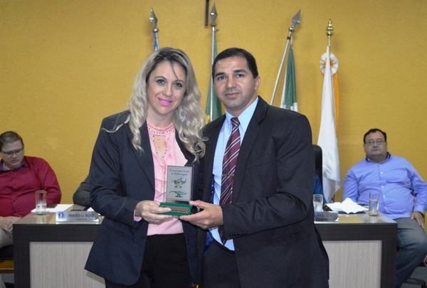 Profissionais da enfermagem foram homenageados nessa terça-feira (30) em Amambai O vereador Chico Ratier ao lado de sua homenageada / Foto: Moreira Produções