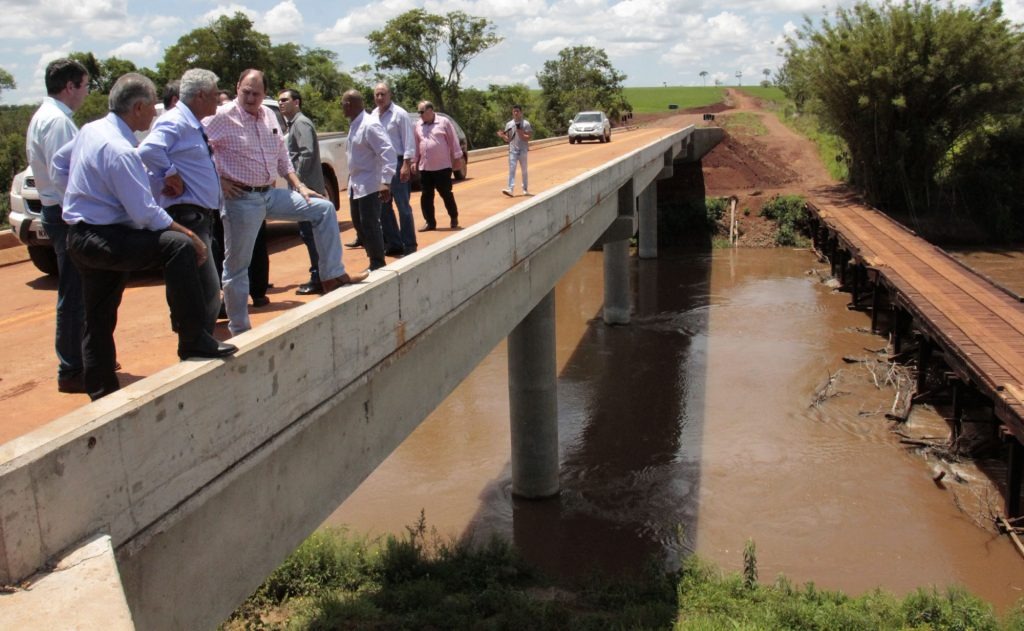 Governo já entregou 35 pontes de concreto em municípios de MS Uma das novas pontes de concreto construídas em Amambai, um dos municípios mais atingidos pelas chuvas de 2015.