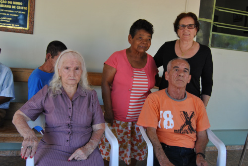 Dona Lurdes Ciarine com os idosos, Gildo Franco,o Horácia (em pé) e Floriana Rodrigues.
