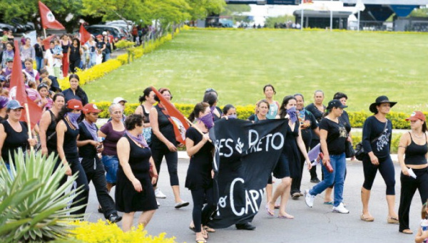 Mulheres da Via Campesina protestam e denunciam no Sul Mulheres da Via Campesina protestam e denunciam no Sul