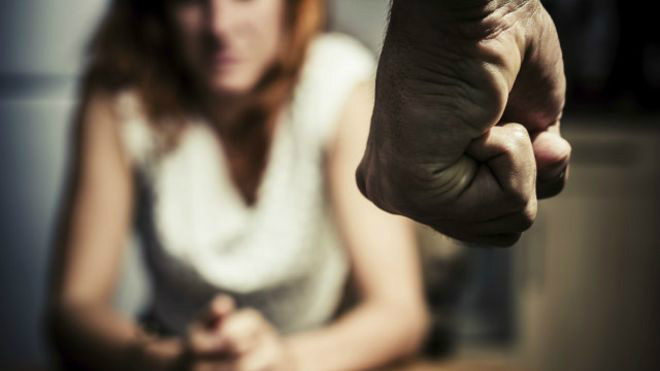 Denúncia: Mulher esconde pedido de ajuda na lição de casa do filho Mulher era mantida isolada, e todo contato com outras pessoas era supervisionado pelo marido