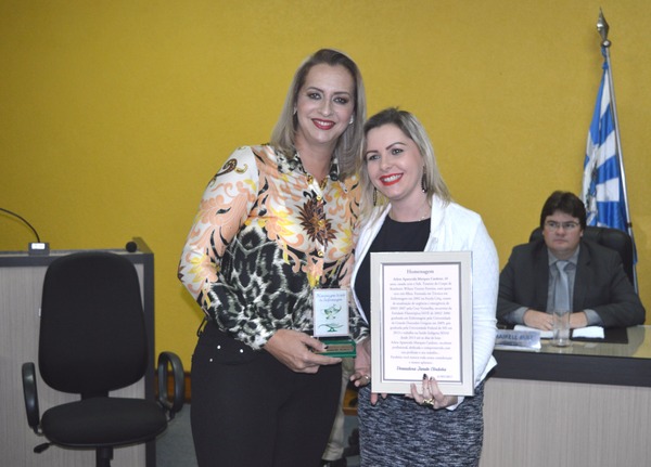 Profissionais da enfermagem foram homenageados nessa terça-feira (30) em Amambai Janete Córdoba homenageou Arlete Aparecida Marques / Foto: Moreira Produções