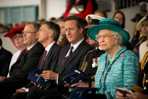 Como funciona o parlamentarismo? Rainha Elizabeth II (chefe de Estado) ao lado do primeiro-ministro e chefe de governo britânico, David Cameron