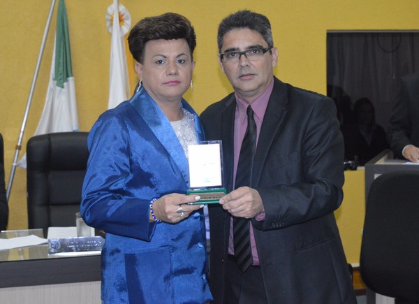 Profissionais da enfermagem foram homenageados nessa terça-feira (30) em Amambai O vereador e enfermeiro Ilzo Victor representou a colega de profissão, Daisa Lemes Cano que foi homenageada por Fernando Fischer, mas que não pode estar presente / Foto: Moreira Produções