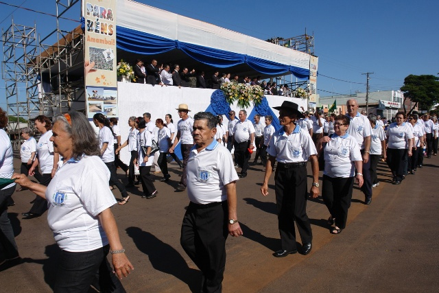 Idosos do Conviver que desfilaram em homenagem ao aniversário da cidade de Amambai.