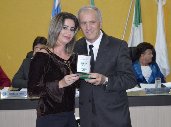Profissionais da enfermagem foram homenageados nessa terça-feira (30) em Amambai Robertino Dias homenageou Lucimar Vieira Adorno / Foto: Moreira Produções