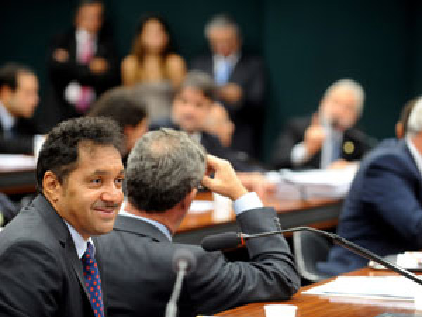 ‘Deu para entender legal’, diz Tiririca em estreia na Comissão de Educação