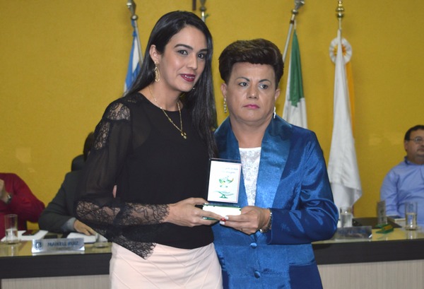 Profissionais da enfermagem foram homenageados nessa terça-feira (30) em Amambai Janaina Pedroso Renovato foi homenageada pelo vereador Ilzo Victor / Foto: Moreira Produções