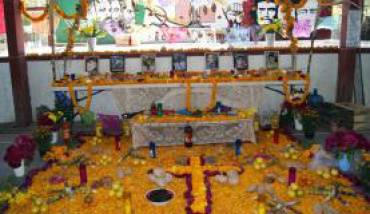 Tradicional celebração do Dia dos Mortos no México. Na foto, oferendas aos estudantes da Escola de Ayotzinapa mortos em massacres  em anos anteriores Leandra Felipe/Agência Brasil
