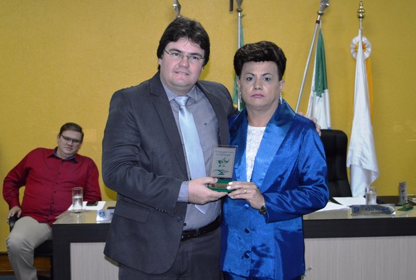 Profissionais da enfermagem foram homenageados nessa terça-feira (30) em Amambai O vereador Ilzo também foi homenageado por seus serviços como enfermeiro em Amambai. O vereador Maikel foi quem o indicou / Foto: Moreira Produções