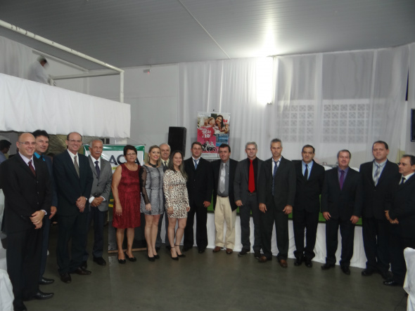Membros da nova diretoria da Acia e autoridades durante solenidade de posse / Foto: Moreira Produções
