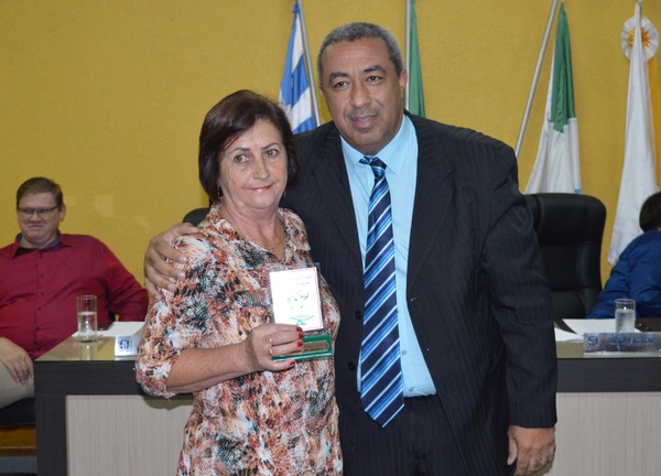 Profissionais da enfermagem foram homenageados nessa terça-feira (30) em Amambai O vereador Carlinhos indicou Neracy dos Santos Calistro / Foto: Moreira Produções