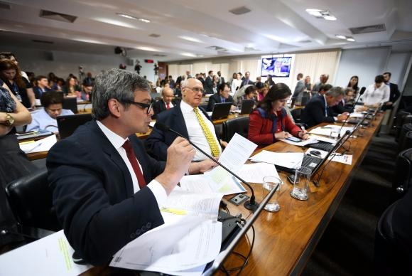 Sessão da Comissão de Constituição e Justiça do Senado para discutir e votar o relatório do senador Lindbergh Faria para a PEC 67/2016Marcelo Camargo/Agência Brasil