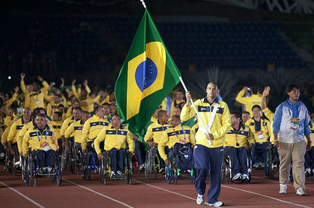 Em 2012, a delegação de atletas paralímpicos desfilou pelas ruas de São Paulo ao chegar de Londres com o melhor desempenho da história em Jogos Paralímpicos: 7º lugar no quadro de medalhas / Marcelo Camargo/Agência Brasil