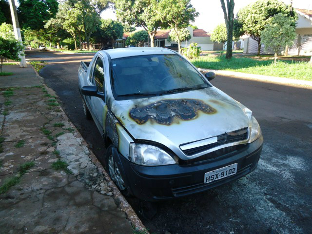 Carro é incendiado em Dourados; onda de ataques mobiliza polícia de MS