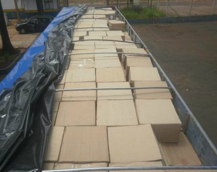Policia Militar Rodoviária apreende carreta com 800 caixas de cigarros
