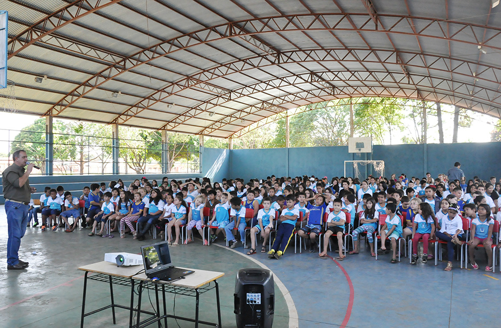 José Luiz Karasek durante palestra explicativa aos alunos da Escola Municipal Antônio Pinto da Silva / Foto: Decom