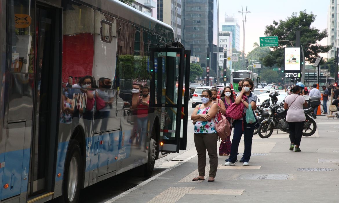 País registra maior queda na média móvel de óbitos por covid-19 Foto: Agência Brasil