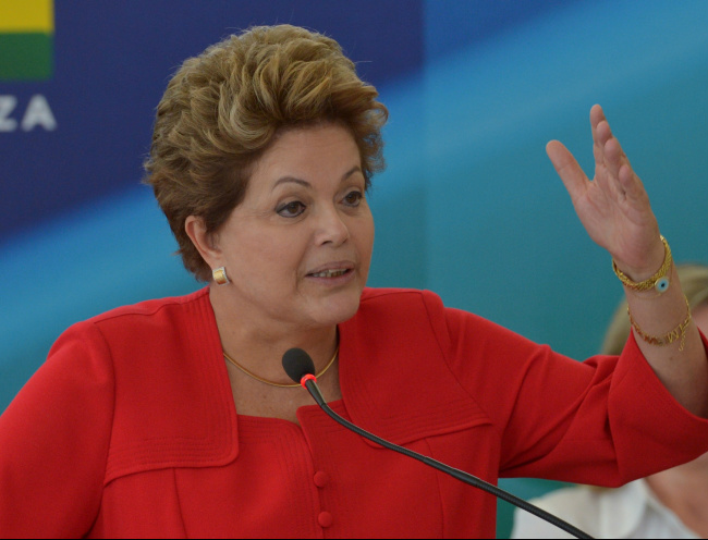 A presidenta Dilma Rousseff conversou pelo Twitter com os jogadores Neymar e Kaká e com o ex-atleta Ronaldo Fenômeno