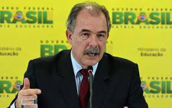 Valorização dos professores passará a contar na avaliação das escolas O ministro da Educação, Aloizio Mercadante, assinou uma portaria que institui o Sinaeb / Foto: Divulgação