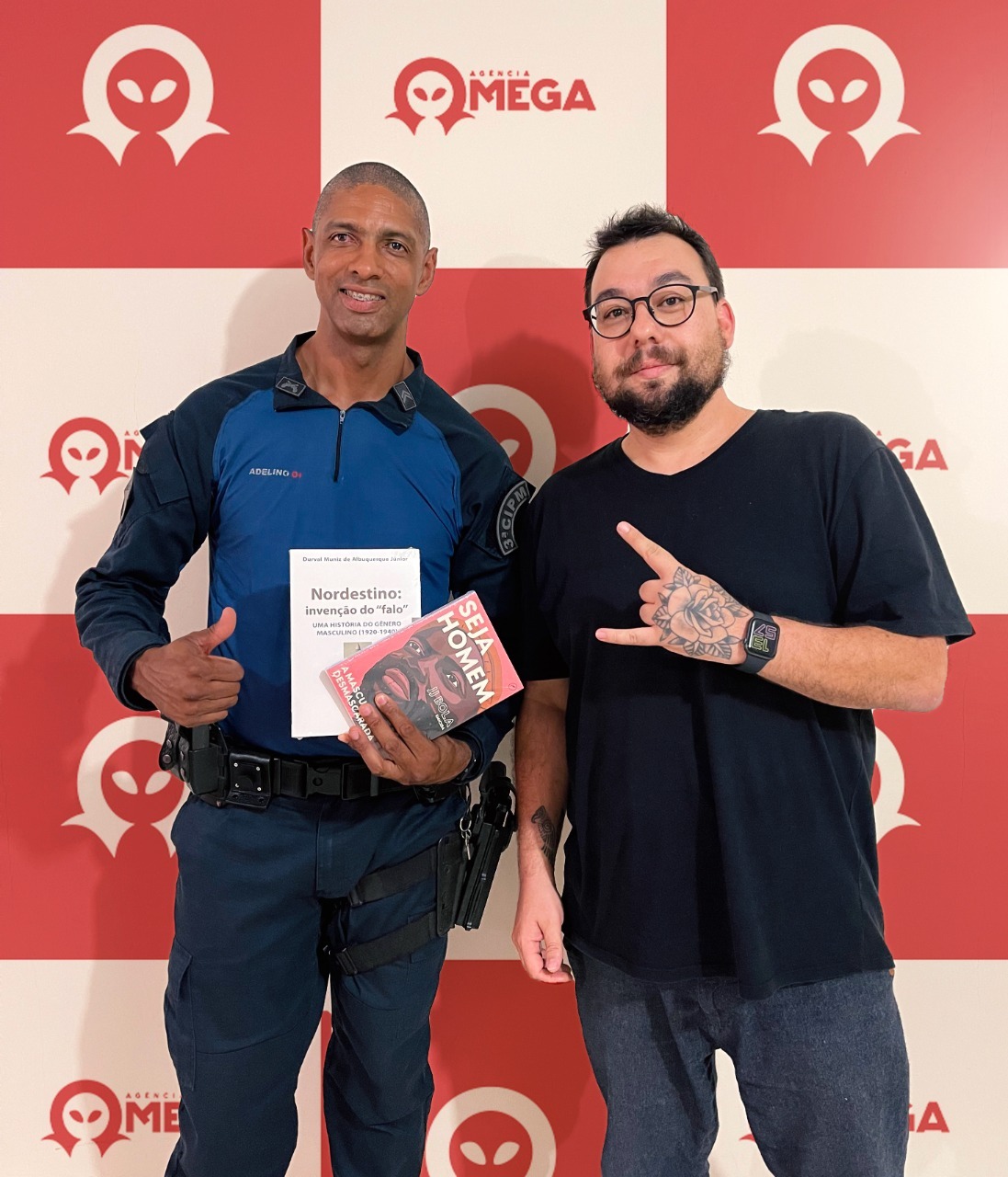 Agência Ômega doa livros para projeto Reinventando Masculinidades da 3ª CIPM Foto: Ômega