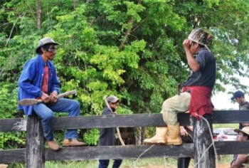 Após conversa com fazendeiro, índios se mostram dispostos a negociar Prazo para reintegração de posse está vencido, mas não há prazo para desocupação