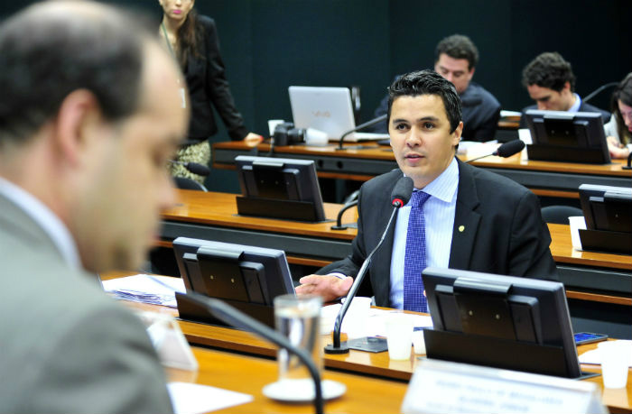 O deputado Diego Garcia acredita que “os novos arranjos familiares são verdadeiros desarranjos” e que é preciso salvaguardar o País da “anarquia”.