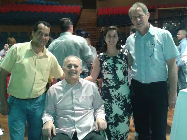 Parcerias garantem R$ 312 mil para a saúde e assistência social em Aral Moreira Prefeito Edson de David e a primeira dama e Secretária de Saúde Elaine Aparecida Soligo acompanhado do vereador Gilson Ferreira e o deputado Flávio Kayatt, durante ato de assinatura das emendas.