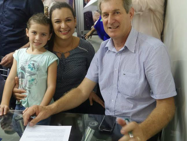 Parcerias garantem R$ 312 mil para a saúde e assistência social em Aral Moreira Prefeito Edson de David e a vereadora Marines Oliveira. Ação da parlamentar assegurou R$ 20 mil para compra de um parquinho infantil junto a deputada Graziella Machado.