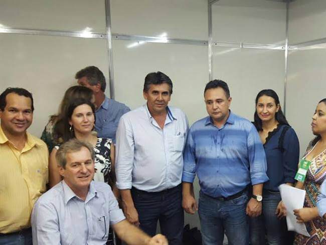 Parcerias garantem R$ 312 mil para a saúde e assistência social em Aral Moreira Prefeito Edson de David e a primeira dama e secretária de saúde Elaine Aparecida Soligo juntamente com vereadores do município.