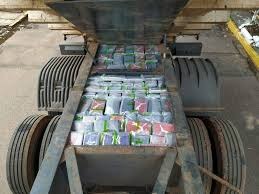 Polícia encontra quase 440 quilos de cocaína em caçamba bitrem na fronteira Compartimento onde estavam os tabletes de cocaína (Foto: Divulgação)