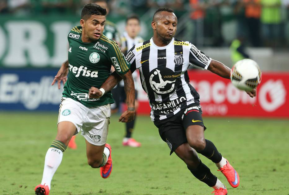 Palmeiras derrota o Santos e sai na frente na decisão do Paulistão O placar poderia ter sido ainda maior se Dudu (esquerda) não tivesse perdido um pênalti na segunda etapa