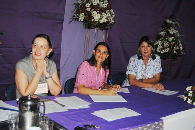 Movimento de Mulheres de Amambai realiza assembleia Viviane Fachin (E), Vera Loresenti e Gelza Moraes. / Foto: Moreira Produções