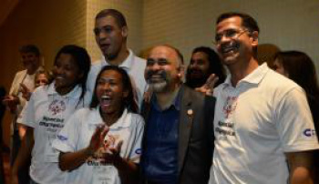 Zico mantém candidatura à Fifa e critica corrupção na entidade O ministro do Esporte, George Hilton, participa da cerimônia de despedida da delegação brasileira que vai à Special Olympics de Los Angeles, nos EUA / Foto: Tânia Rêgo/Agência Brasil
