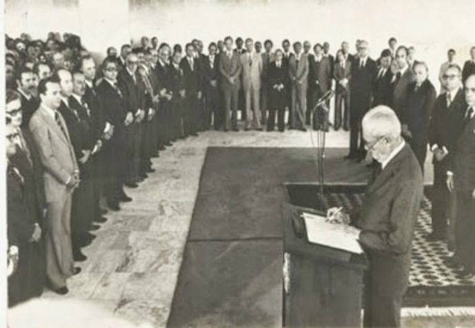 11 de outubro – Fundação do Mato Grosso do Sul No dia 11 de outubro de 1977, através da lei complementar nº 31, o então presidente da república General Ernesto Geisel, desmembrou do estado do Mato Grosso a região sul que, em primeiro de janeiro de 1979, foi transformado definitivamente no estado do Mato Grosso do Sul.
