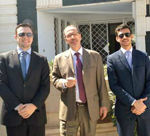 O embaixador Ánuar Nahes ao lado dos secretáriosEduardo Sfoglia (esq.) e Pablo Romero (dir.)(Foto: Ánuar Nahes/Arquivo Pessoal)