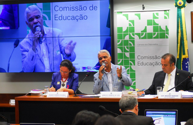 CNTE defende discussão política em sala de aula