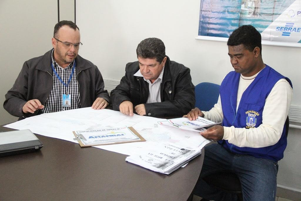 O secretário municipal de Desenvolvimento Econômico, Ubiratan Martins, durante reunião com o diretor, Paulo Rogério, e com o fiscal Osmar Cordeiro / Foto: Assessoria