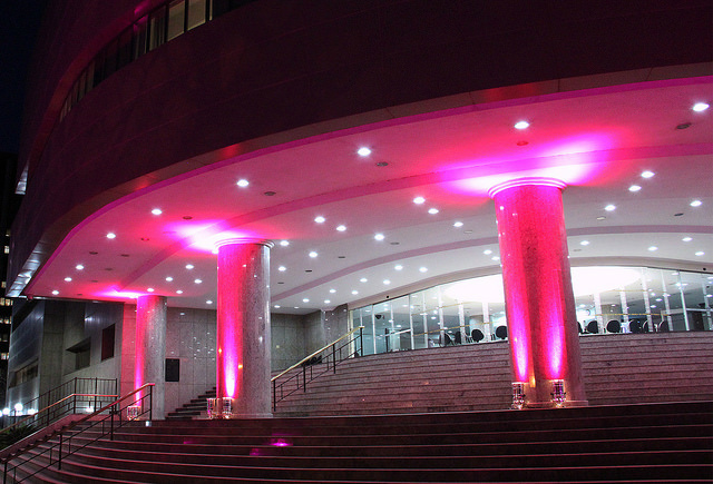 TRF4 ilumina seu prédio em campanha de prevenção ao câncer de mama. Crédito: Divulgação/TRF4.